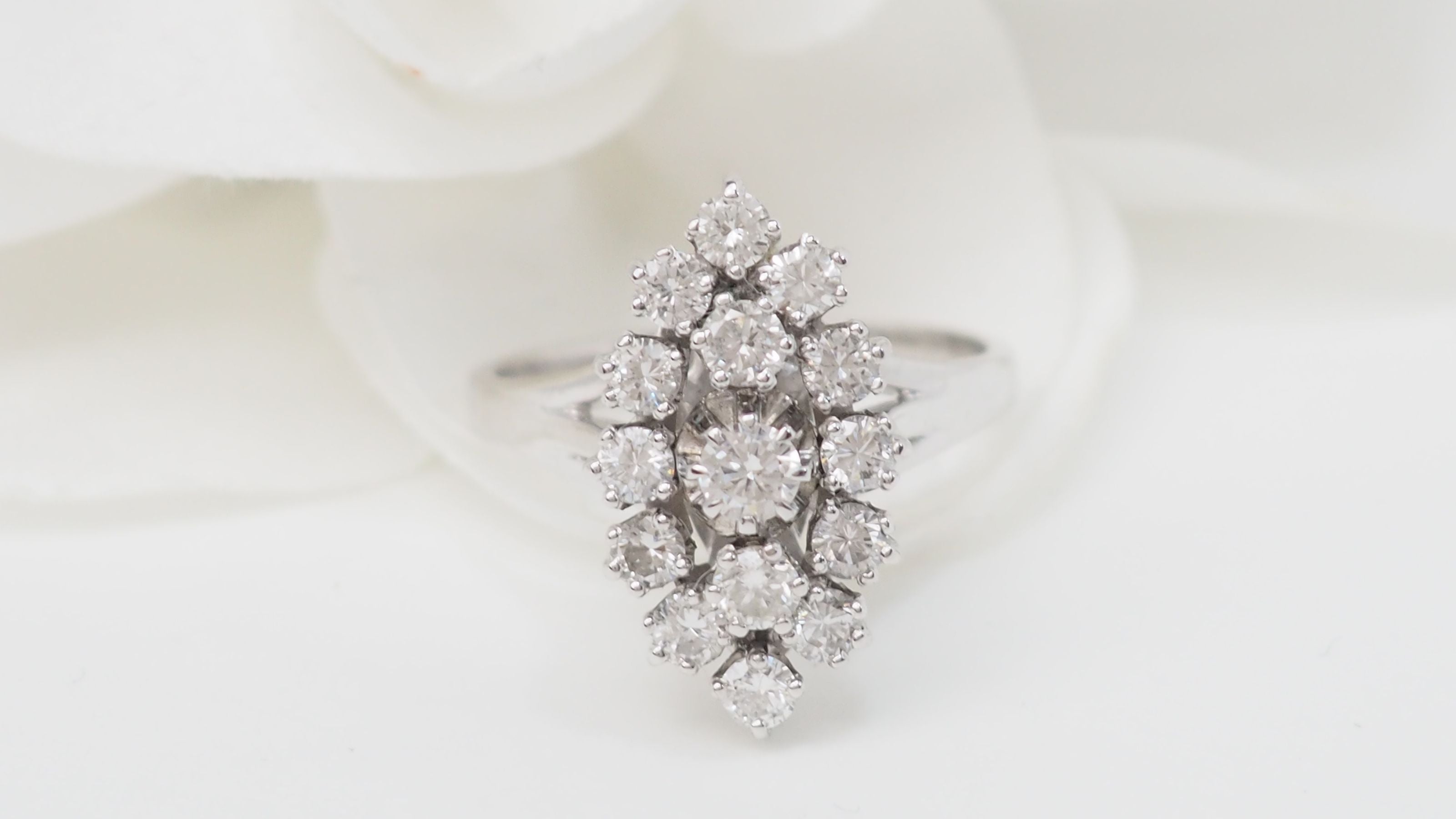 Bague marquise en or blanc et diamants