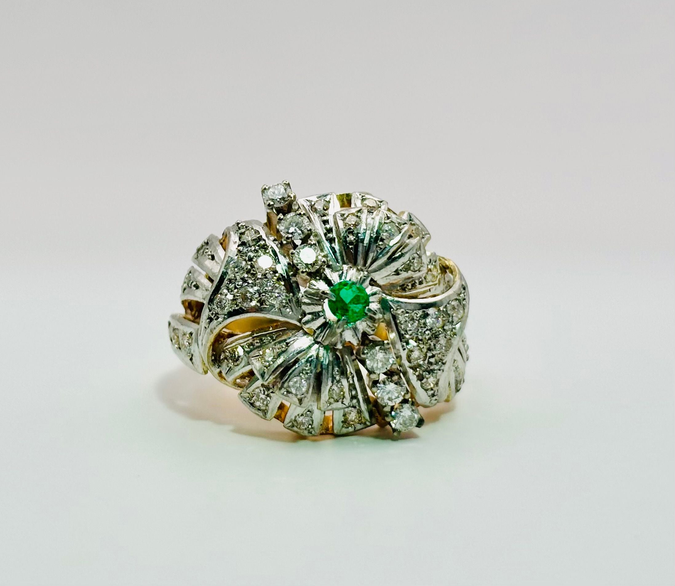 Bague en or jaune et blanc et diamants et émeraude