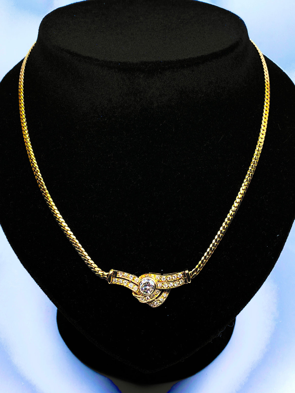 18-karat yellow gold necklace with diamond motif