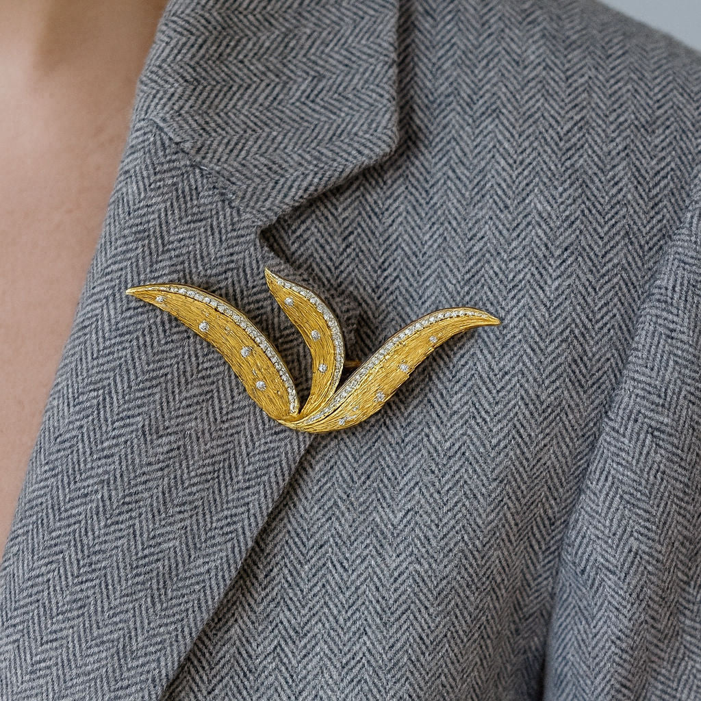 Foliage pin brooch in yellow gold, white gold and diamonds