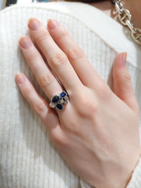 Bague moderne saphirs et diamants en or blanc