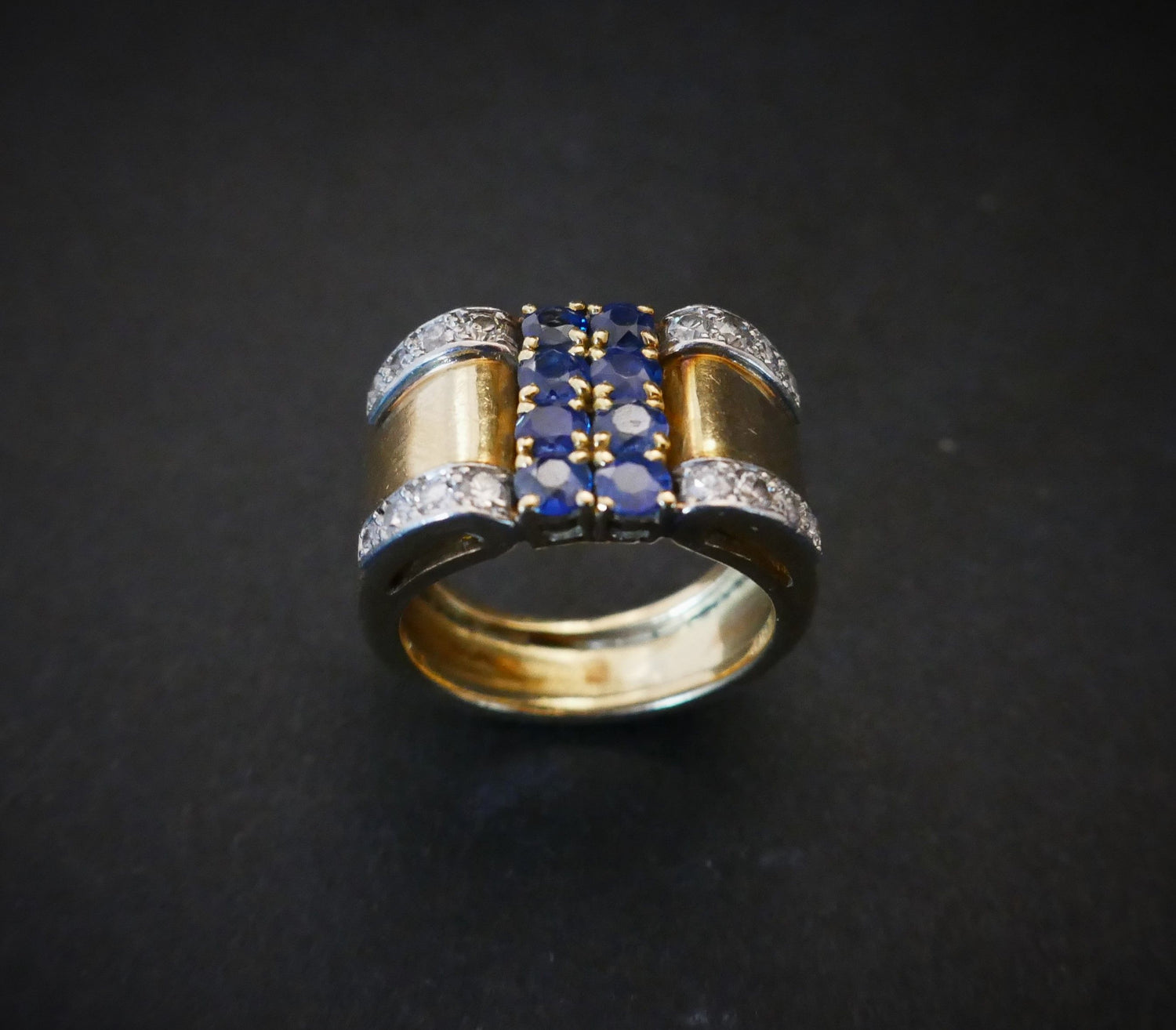 Tank ring with sapphires and diamonds, 18 carat gold.