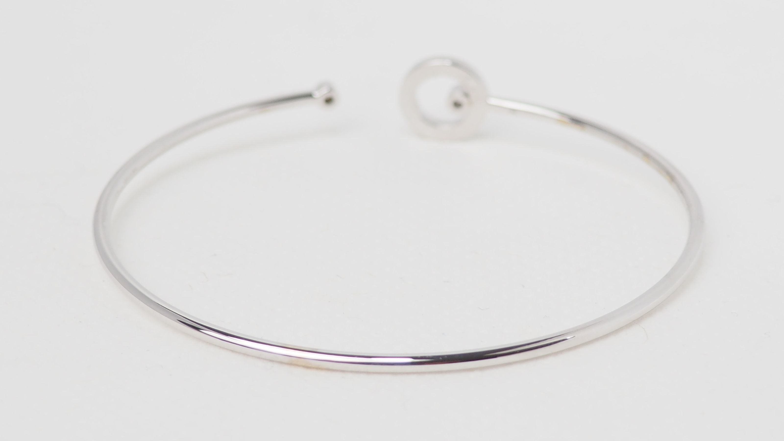 Flexible bangle bracelet in white gold and diamonds