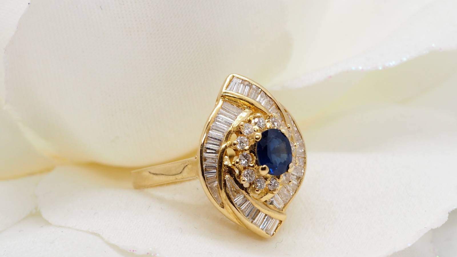 Bague entourage en or jaune, saphir et diamants baguettes