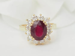 Bague entourage en or jaune rubis et diamants