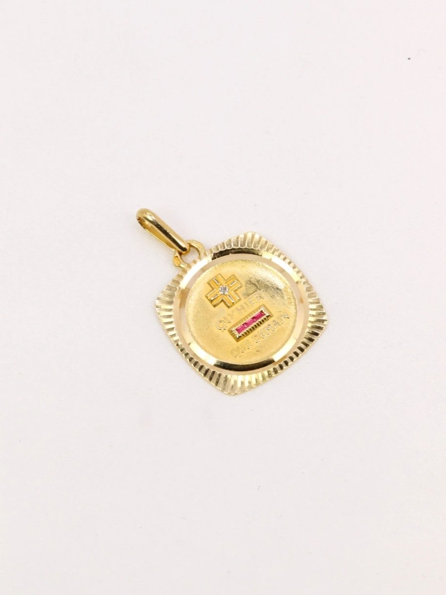 Médaille amour Augis carrée Plus qu'hier moins que demain or jaune diamant rubis - Castafiore