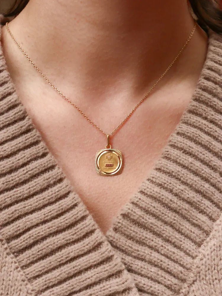 Médaille amour Augis carrée Plus qu'hier moins que demain or jaune diamant rubis - Castafiore