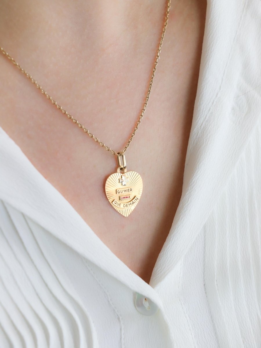 Médaille amour AUGIS coeur Plus qu'hier moins que demain or jaune rubis - Castafiore
