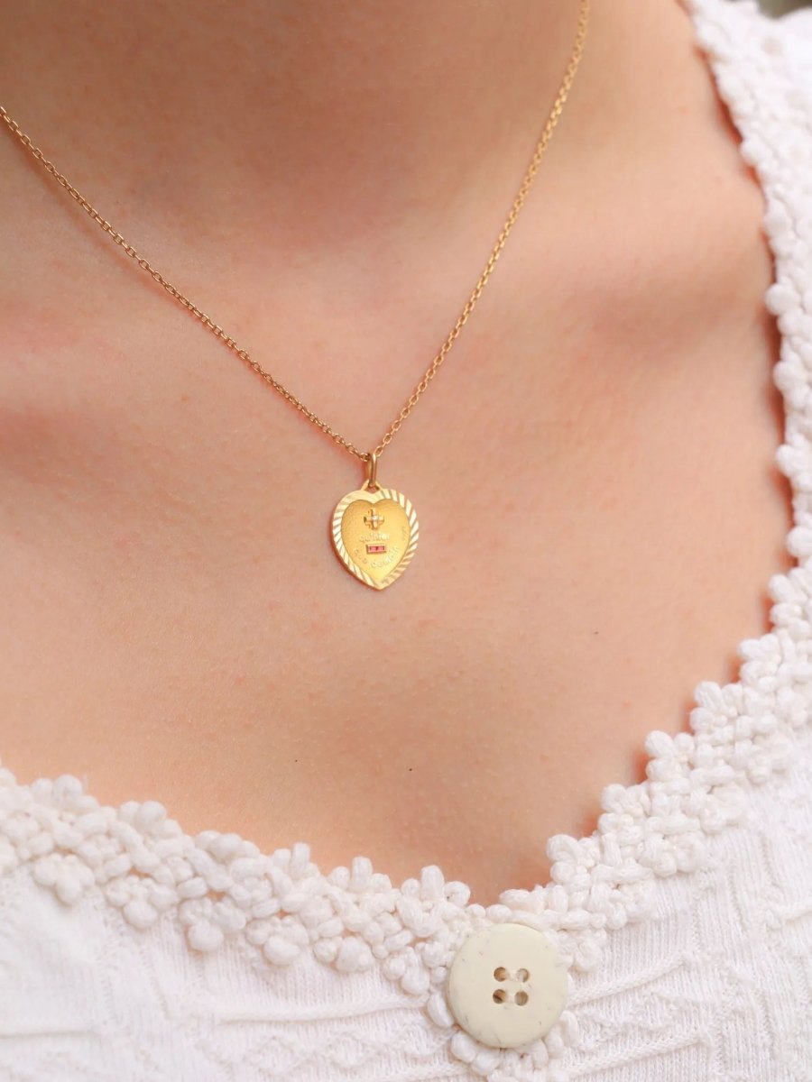 Médaille amour AUGIS coeur strié plus qu'hier moins que demain or jaune diamant rubis - Castafiore