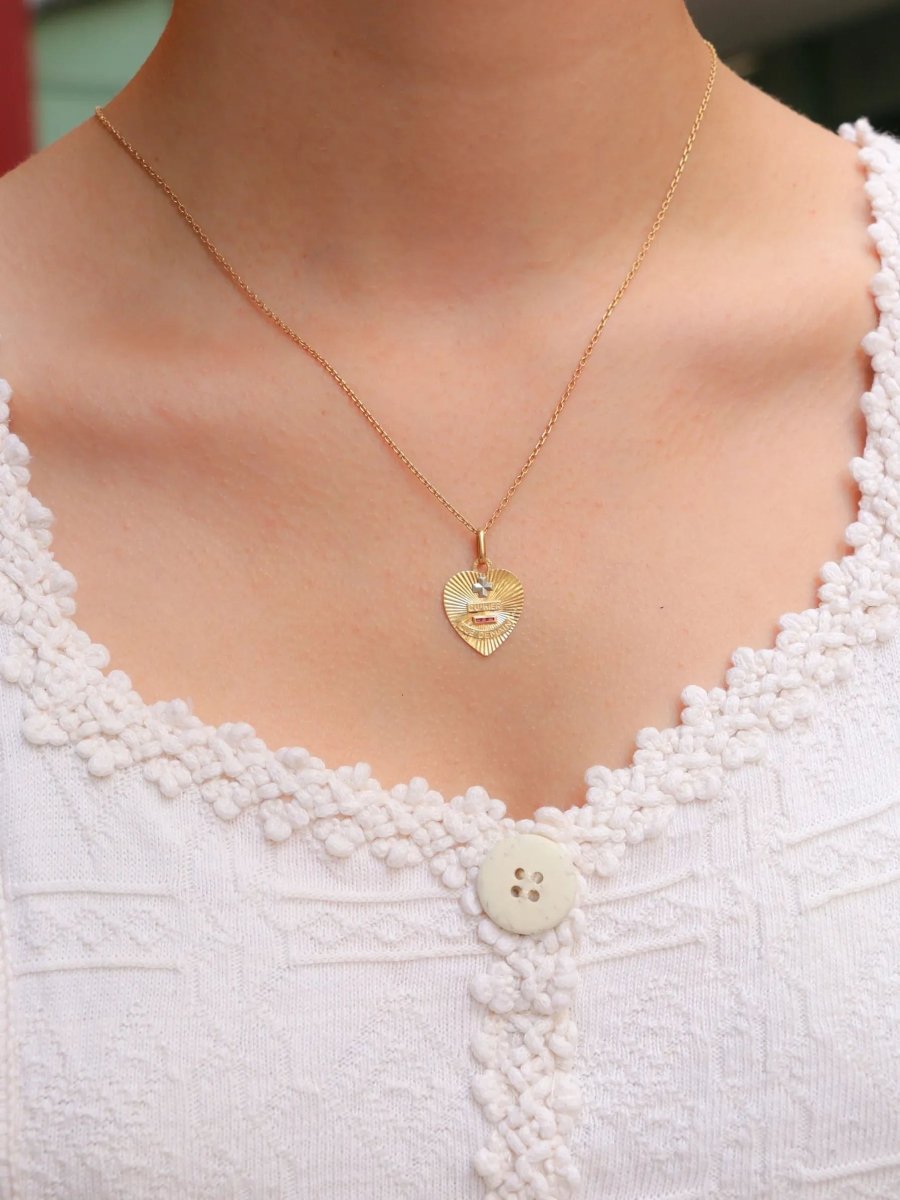 Médaille amour AUGIS coeur strié Plus qu'hier moins que demain or jaune rubis - Castafiore