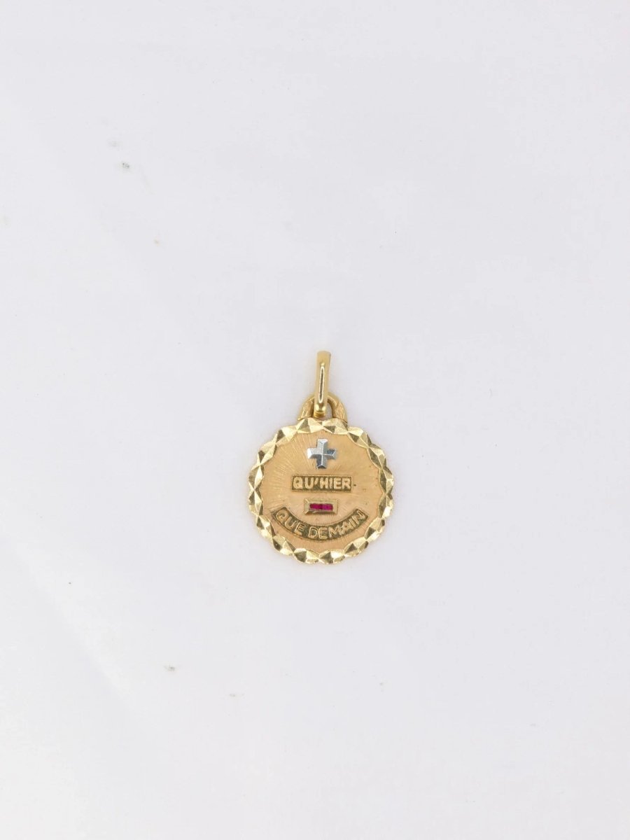 Médaille amour Augis en or, plus qu'hier moins que demain - Castafiore