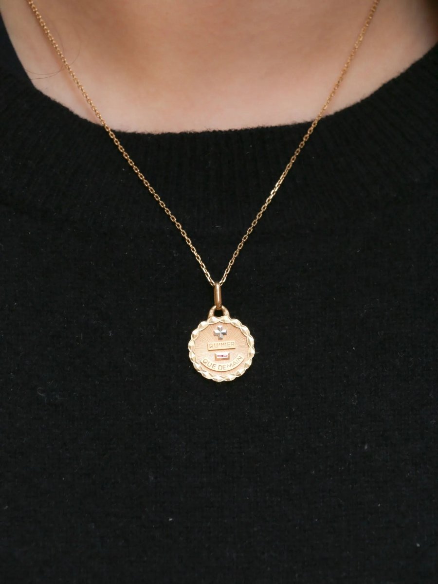 Médaille amour Augis en or, plus qu'hier moins que demain - Castafiore