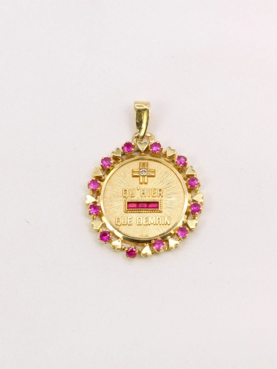 Médaille Amour Augis entourage coeur rubis Plus qu’hier moins que demain or jaune diamant rubis - Castafiore