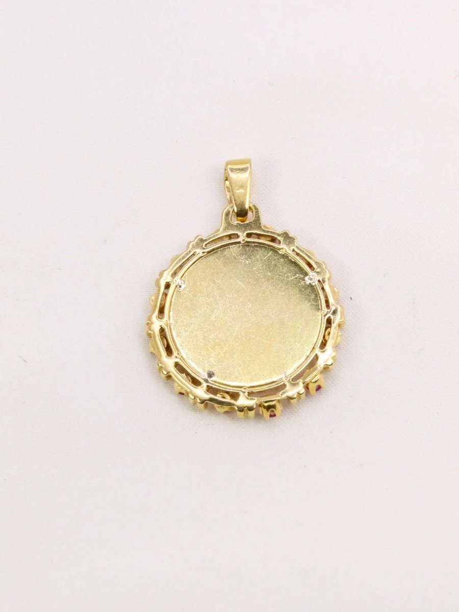 Médaille Amour Augis entourage coeur rubis Plus qu’hier moins que demain or jaune diamant rubis - Castafiore