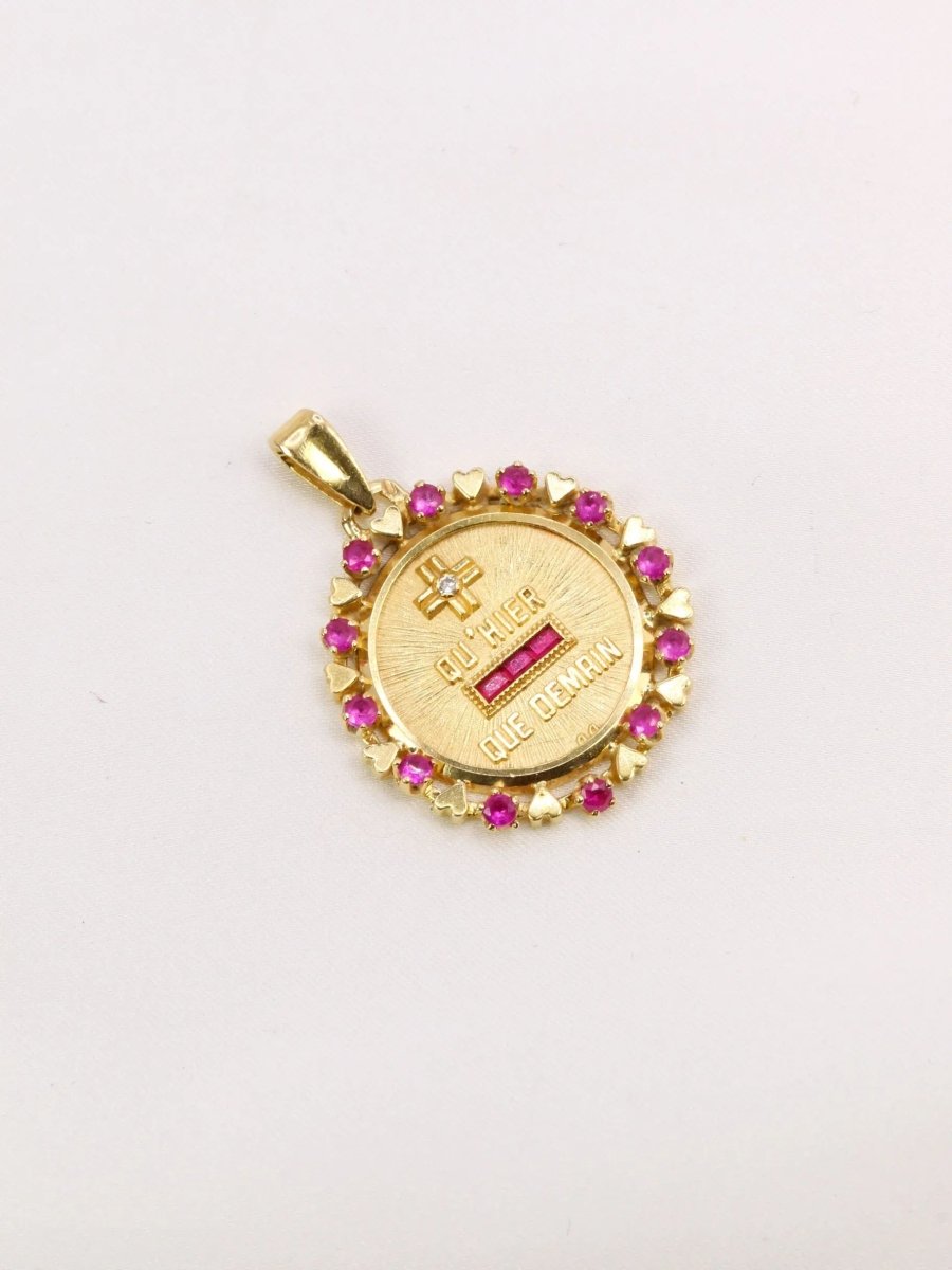 Médaille Amour Augis entourage coeur rubis Plus qu’hier moins que demain or jaune diamant rubis - Castafiore