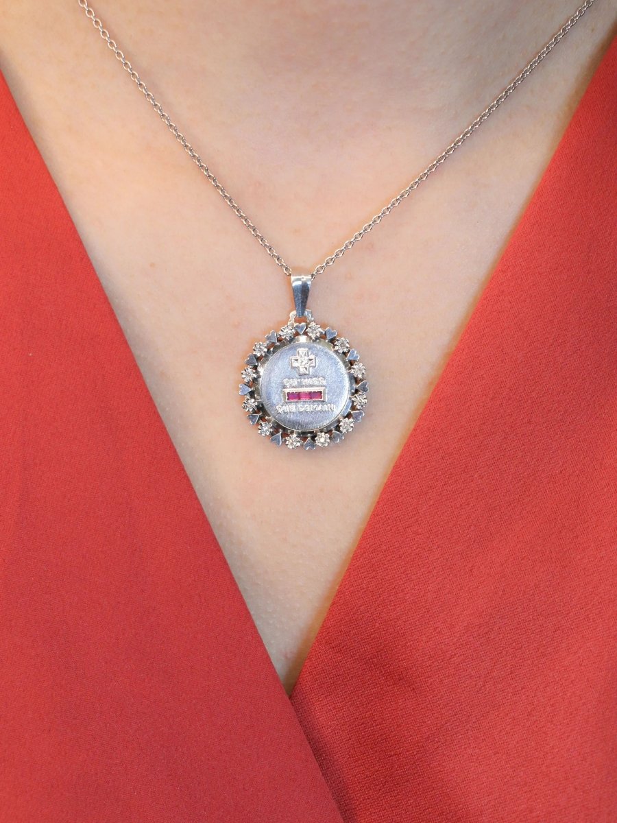 Médaille amour Augis entourage coeurs diamants Plus qu'hier moins que demain or blanc rubis - Castafiore