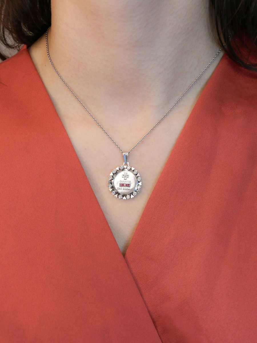 Médaille amour Augis entourage coeurs diamants Plus qu'hier moins que demain or blanc rubis - Castafiore