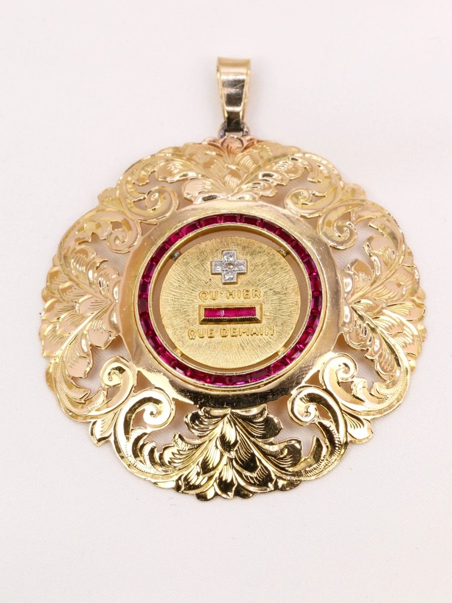 Médaille Amour Augis Entourage Rubis Calibrés en Or Jaune Diamant Rubis - Castafiore