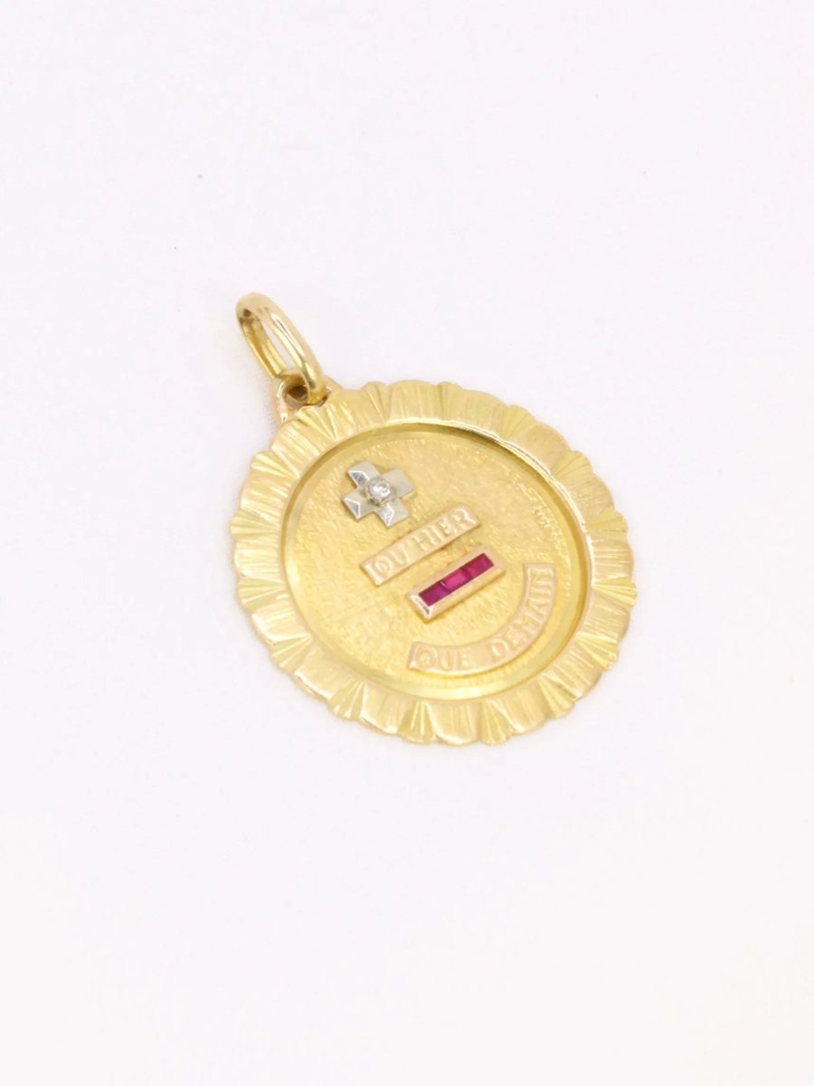 Médaille amour Augis Jumbo Plus qu'hier moins que demain or jaune diamant rubis - Castafiore