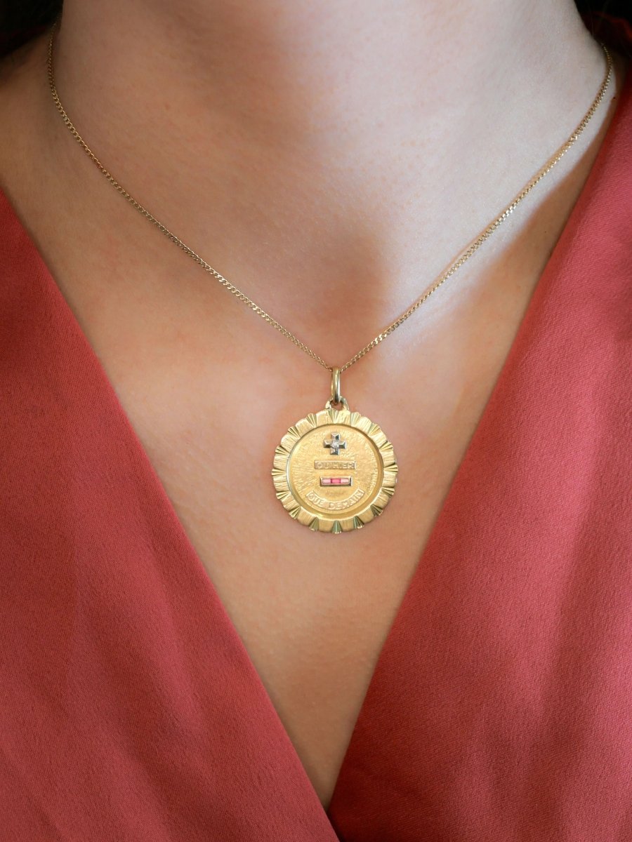 Médaille amour Augis Jumbo Plus qu'hier moins que demain or jaune diamant rubis - Castafiore