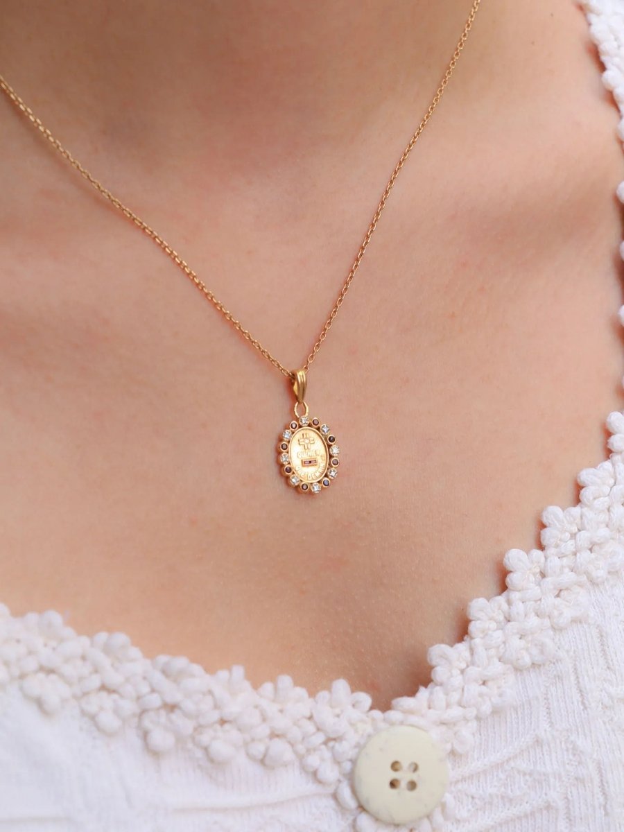 Médaille amour Augis ovale Plus qu'hier moins que demain or jaune diamant rubis - Castafiore
