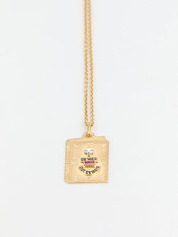 Médaille Amour Augis Plus Hier Moins Demain en or figurant un livre - Castafiore