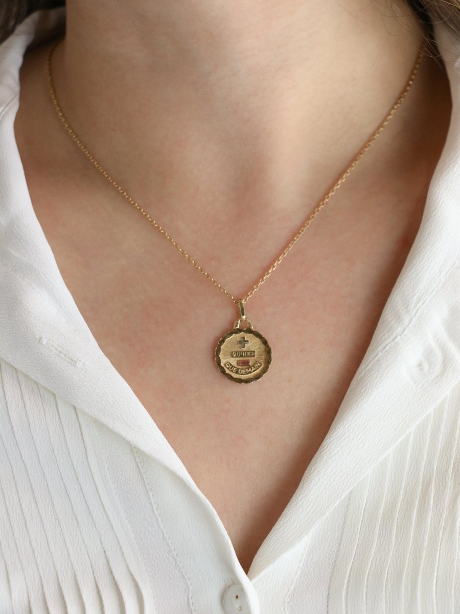 Médaille amour Augis ronde Plus hier Moins que demain or jaune rubis - Castafiore