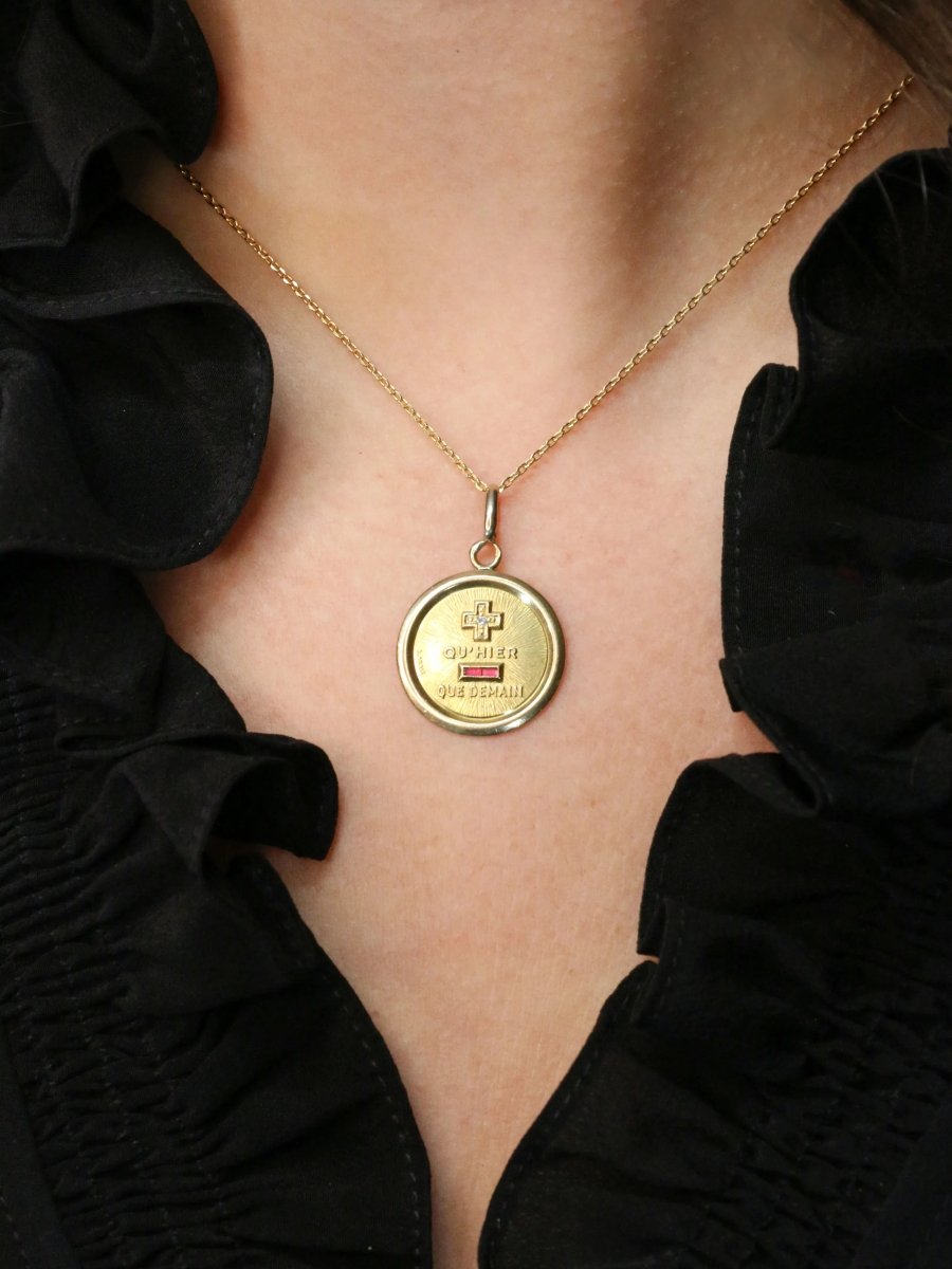 Médaille amour Augis ronde Plus qu'hier moins que demain or jaune diamant rubis - Castafiore