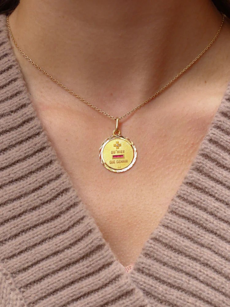 Médaille amour Augis ronde Plus qu'hier moins que demain or jaune diamant rubis - Castafiore