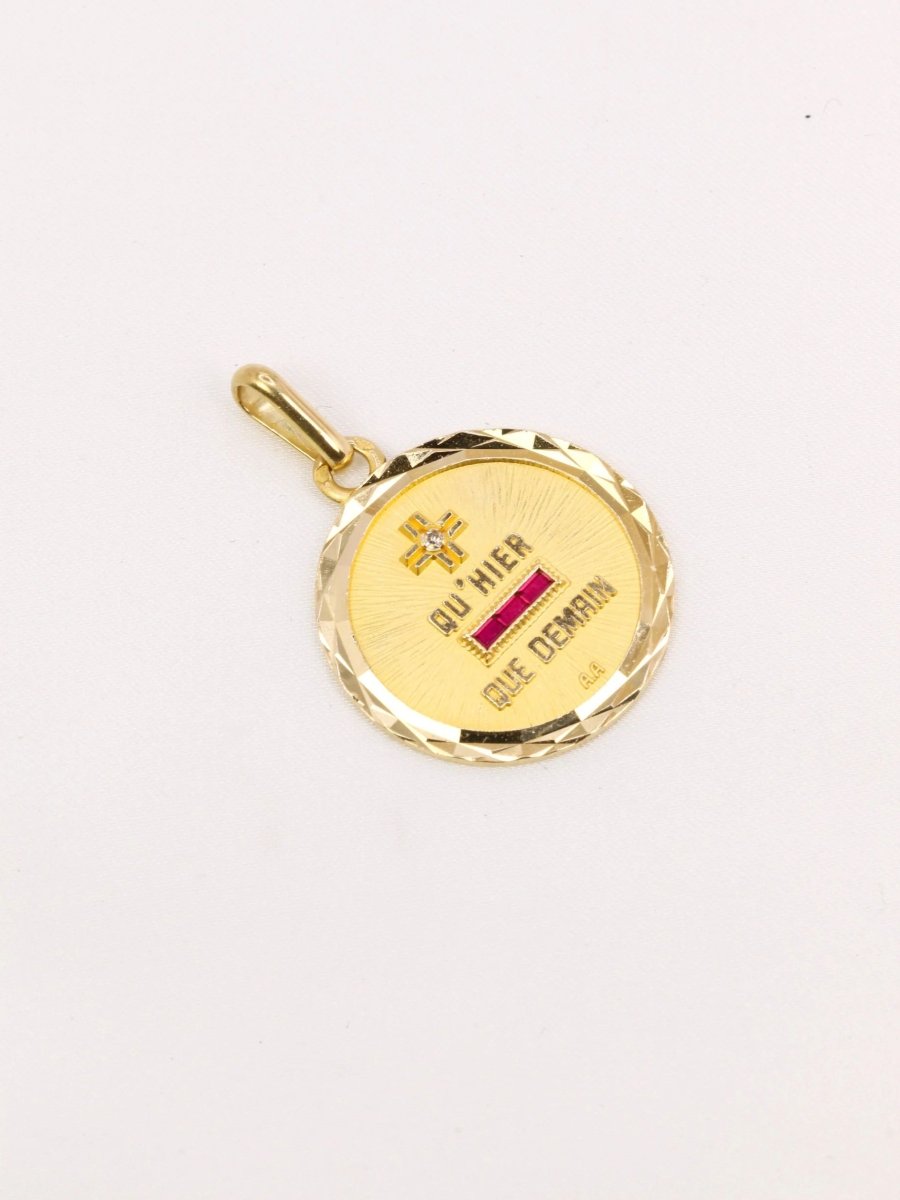 Médaille amour Augis ronde Plus qu'hier moins que demain or jaune diamant rubis - Castafiore