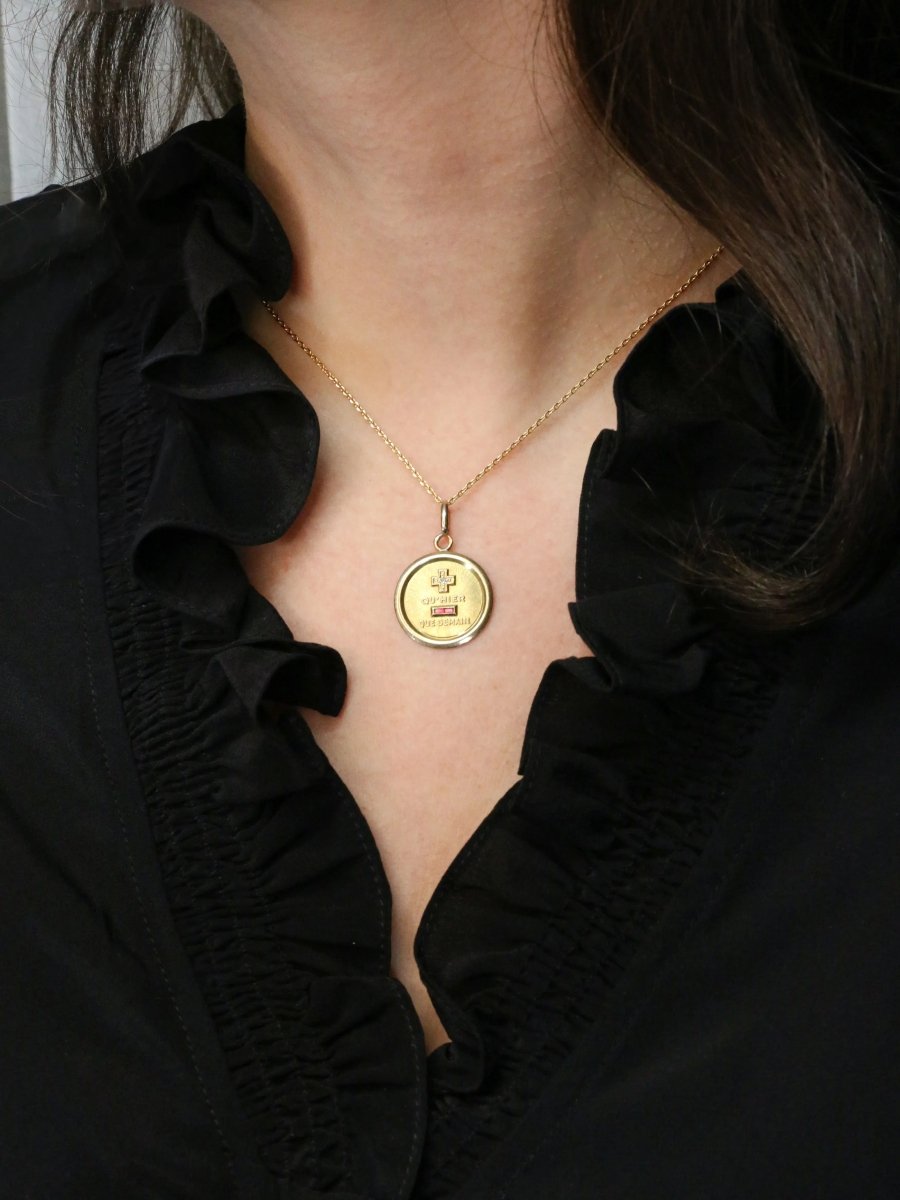 Médaille amour Augis ronde Plus qu'hier moins que demain or jaune diamant rubis - Castafiore