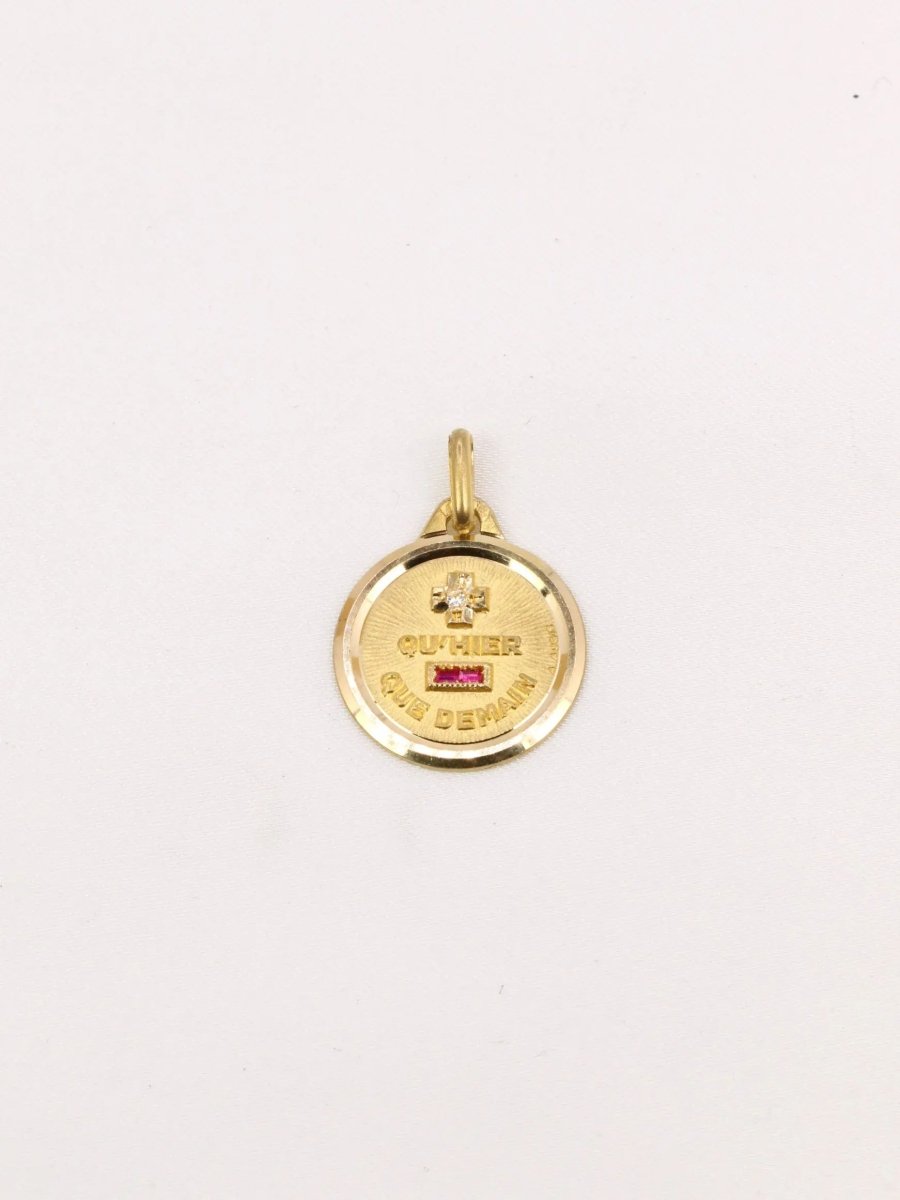 Médaille amour Augis ronde Plus qu'hier moins que demain or jaune diamant rubis - Castafiore