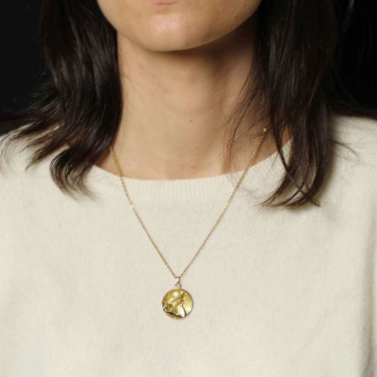 Médaille ancienne or rose portrait de femme - Castafiore