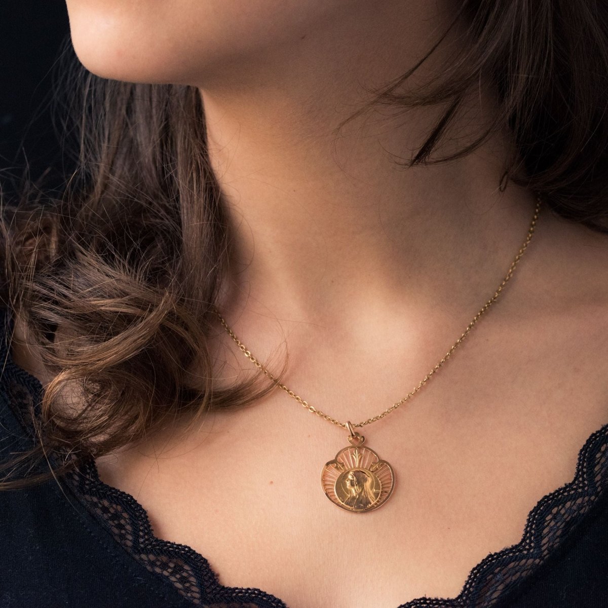 Médaille ancienne or rose Vierge auréolée - Castafiore