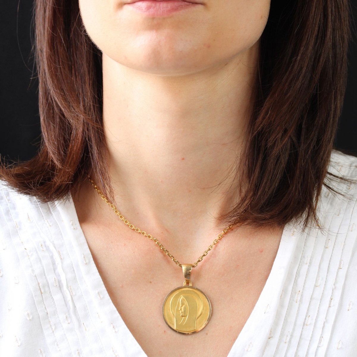 Médaille ancienne or satiné Vierge auréolée - Castafiore