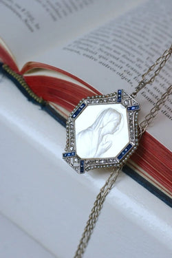 Médaille Art Déco Vierge Marie Nacre, Saphirs, Diamants et Perles - Castafiore
