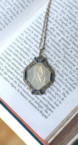 Médaille Art Déco Vierge Marie Nacre, Saphirs, Diamants et Perles - Castafiore