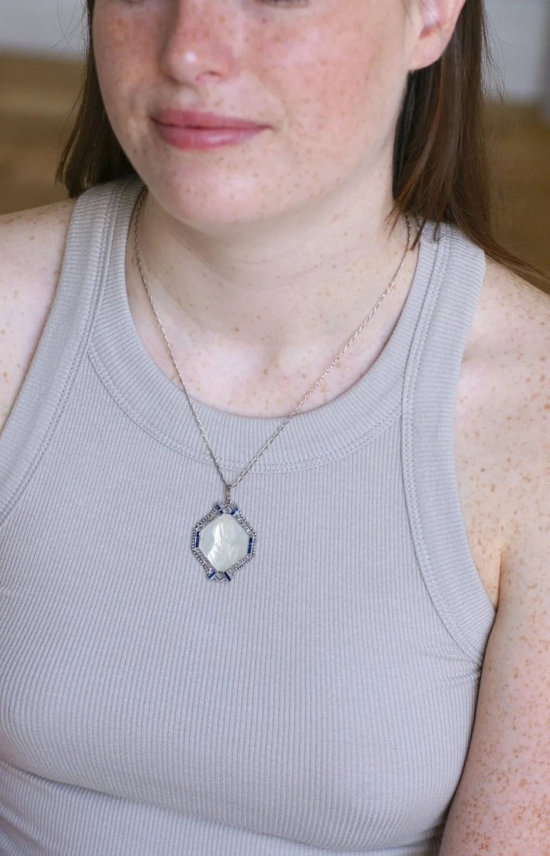 Médaille Art Déco Vierge Marie Nacre, Saphirs, Diamants et Perles - Castafiore