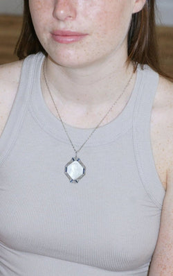 Médaille Art Déco Vierge Marie Nacre, Saphirs, Diamants et Perles - Castafiore