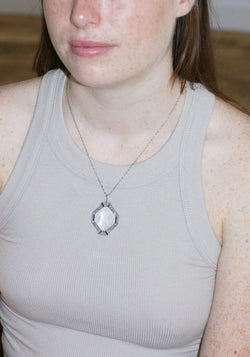 Médaille Art Déco Vierge Marie Nacre, Saphirs, Diamants et Perles - Castafiore