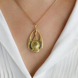 Médaille Art Nouveau Vierge de profil or jaune émail plique - à - jour bleu - Castafiore