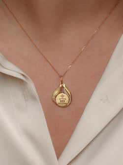 Médaille Augis Colombe en or, diamant et rubis, Plus qu’hier moins que demain - ca 1980 - Castafiore