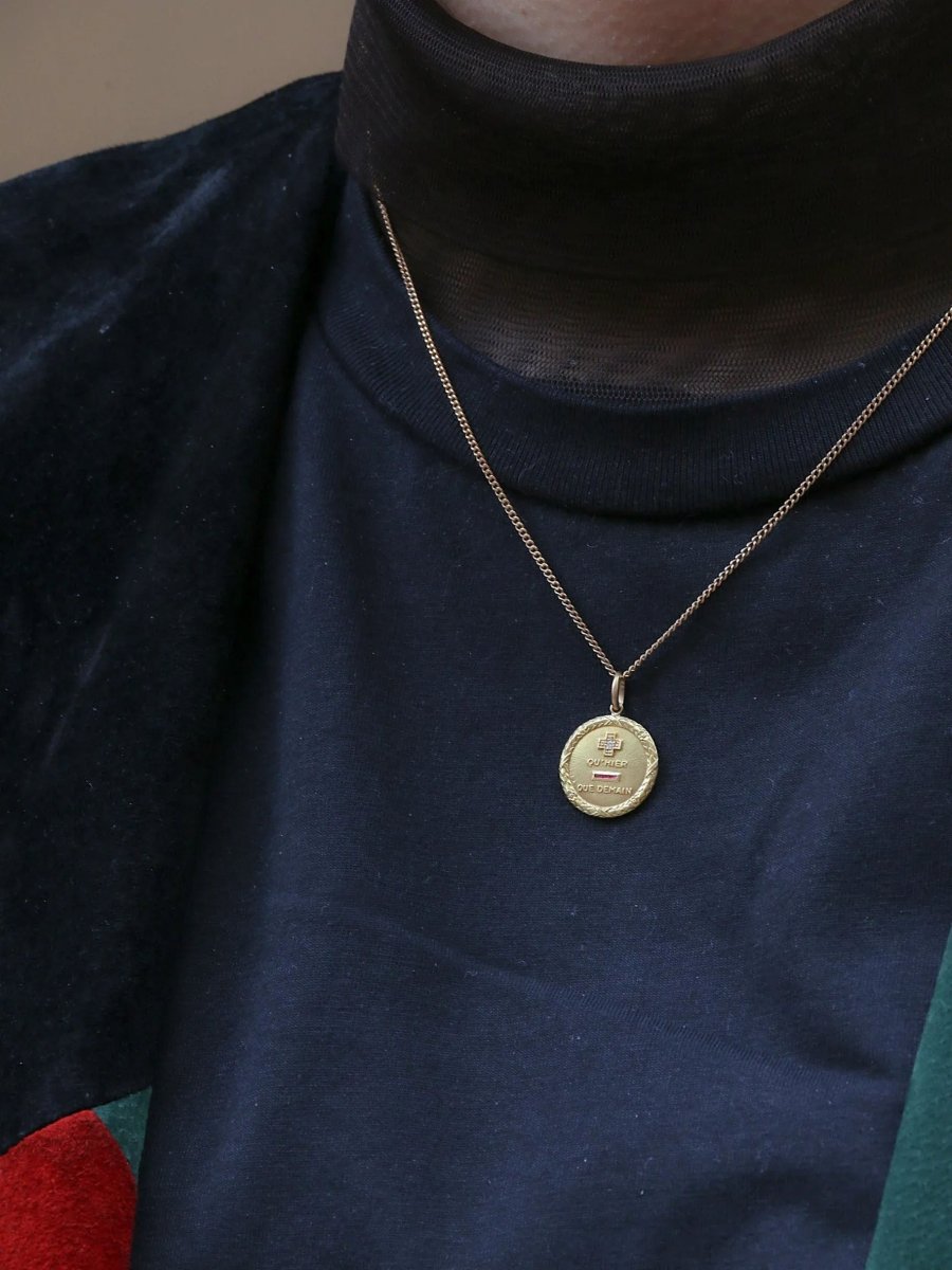 Médaille Augis ronde couronne de laurier Plus qu’hier moins que demain or jaune diamant rubis - Castafiore