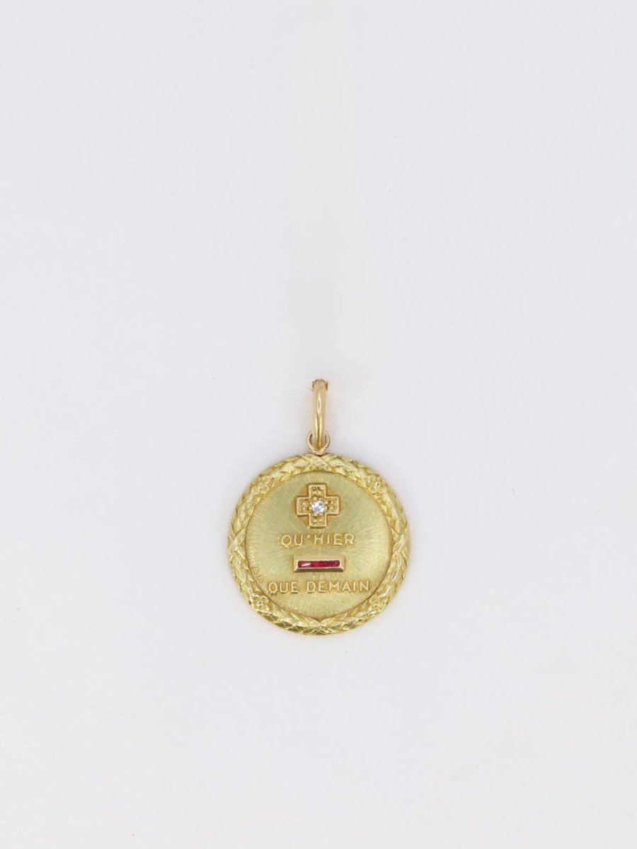 Médaille Augis ronde couronne de laurier Plus qu’hier moins que demain or jaune diamant rubis - Castafiore