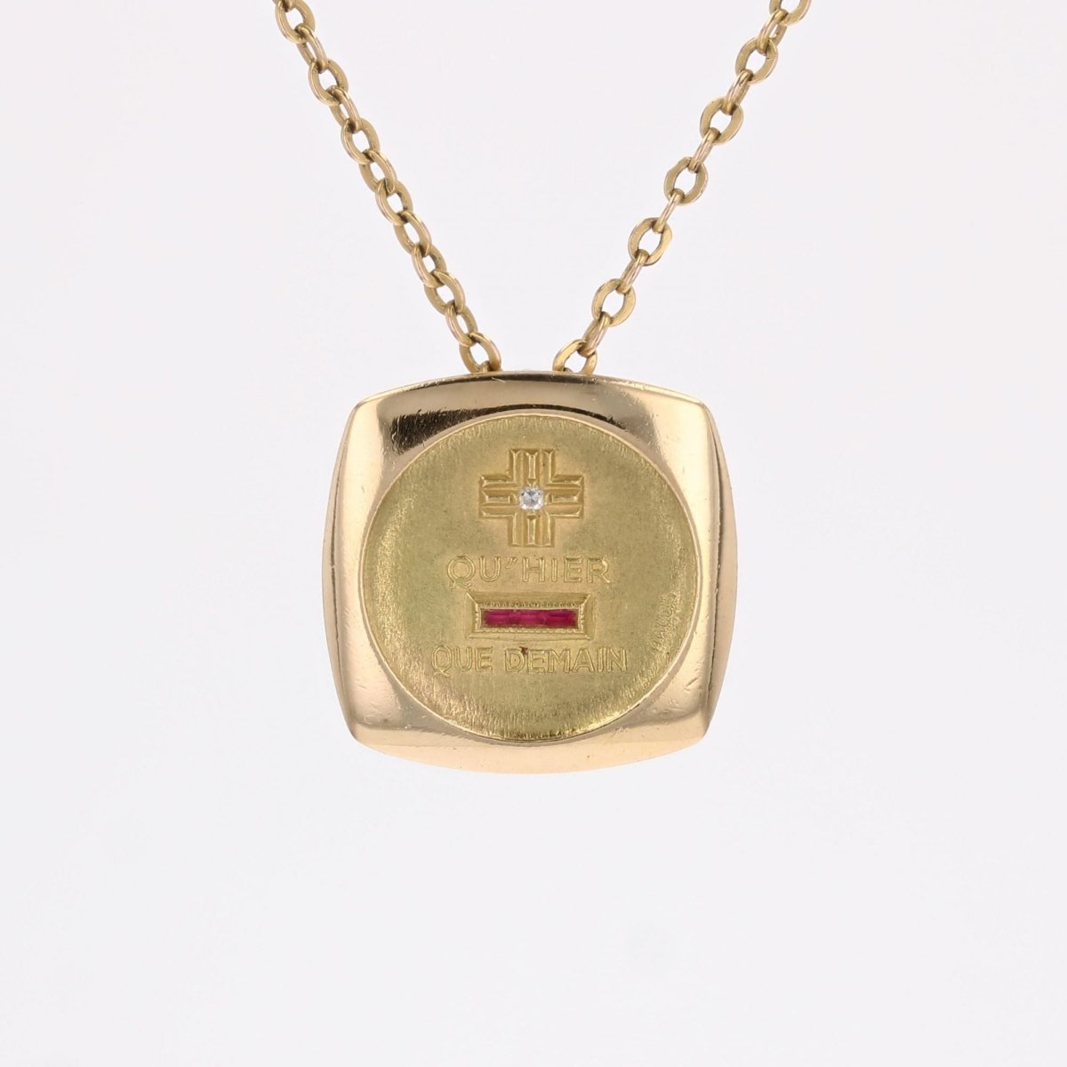 Médaille D'Amour carrée Plus qu'hier moins que demain or jaune diamant rubis Augis - Castafiore