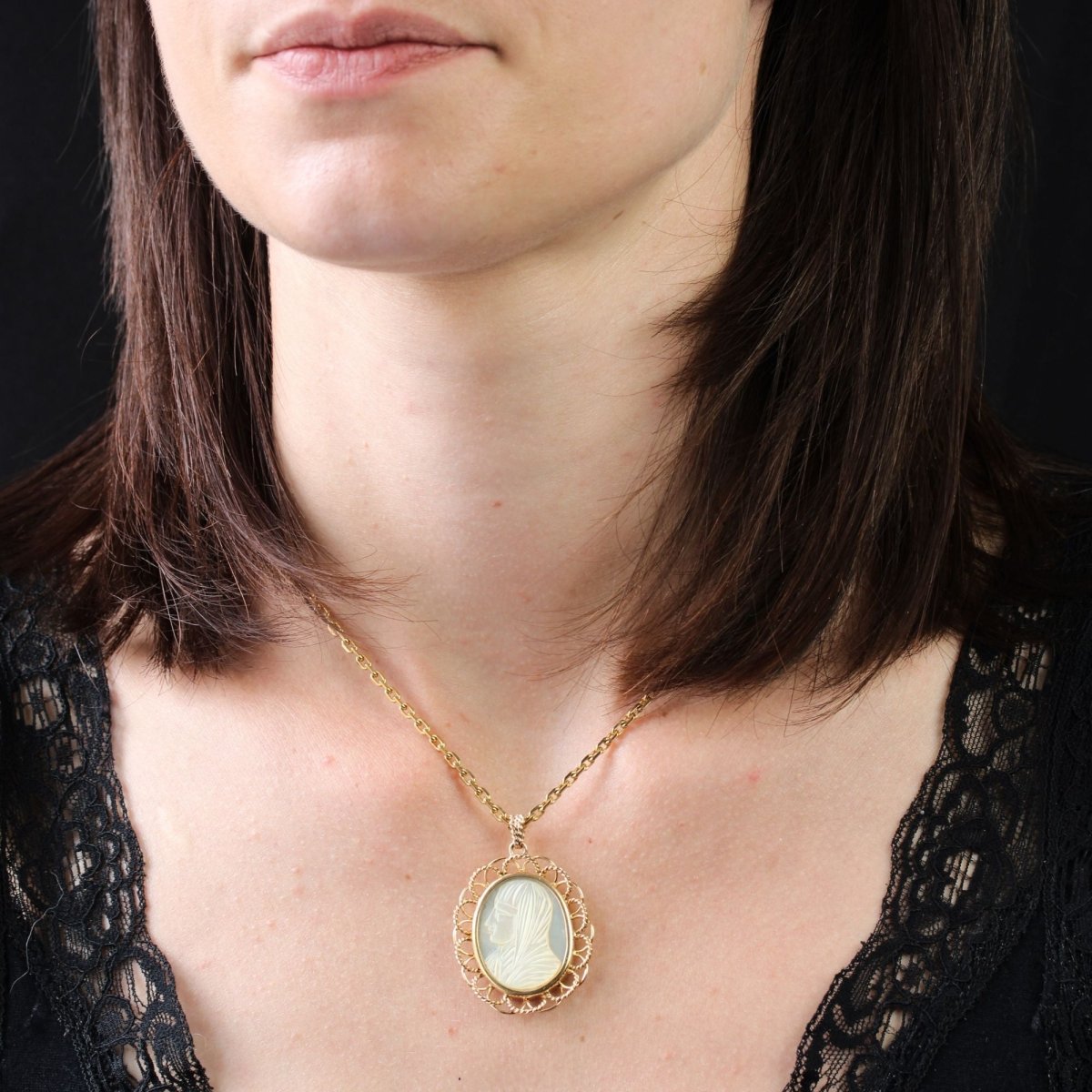 Médaille en nacre et sa monture en or rose - Castafiore