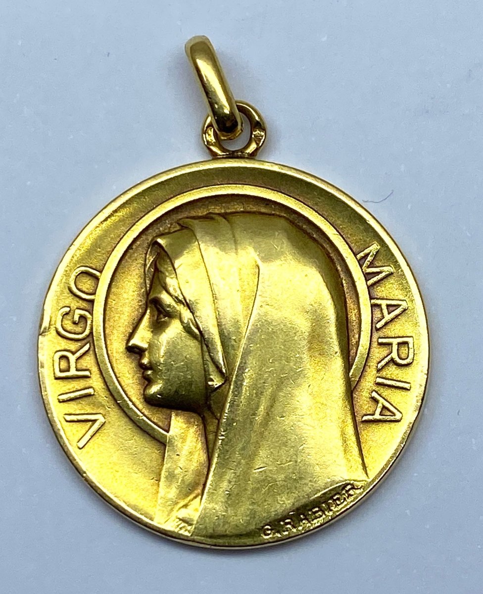 Médaille en or jaune 18 carats représentant la Vierge Marie signée G.Rabier - Castafiore