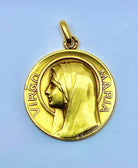 Médaille en or jaune 18 carats représentant la Vierge Marie signée G.Rabier - Castafiore