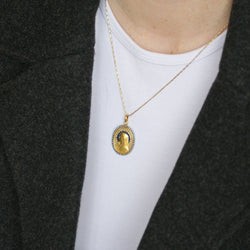 Médaille en or jaune, émail et perles - Castafiore