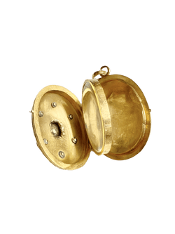 Médaille en or jaune, émail, perles et rubis - Castafiore